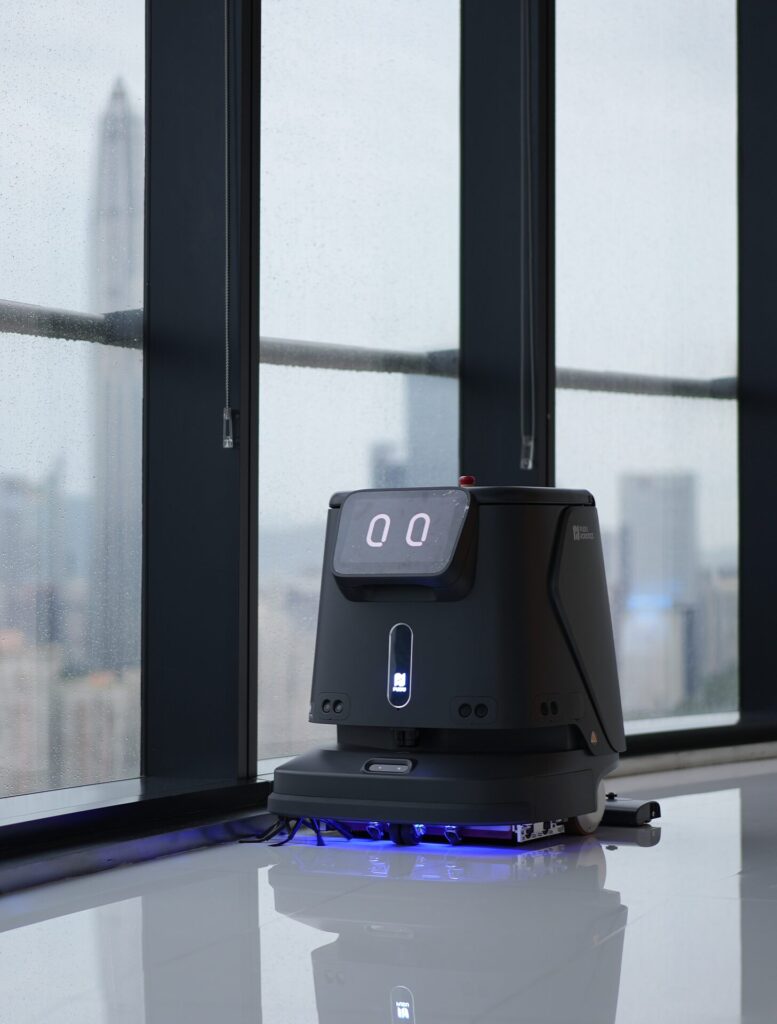CC1 Reinigungsroboter reinigt schmale Gänge präzise und leise