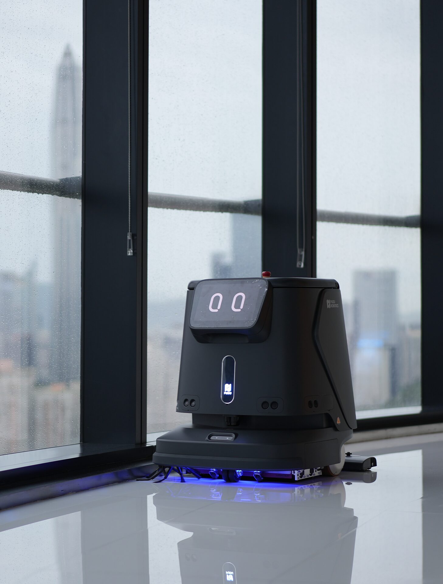CC1 Reinigungsroboter reinigt schmale Gänge präzise und leise