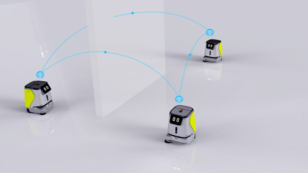 Drei CC1 Reinigungsroboter kommunizieren im Netzwerk und teilen Routen