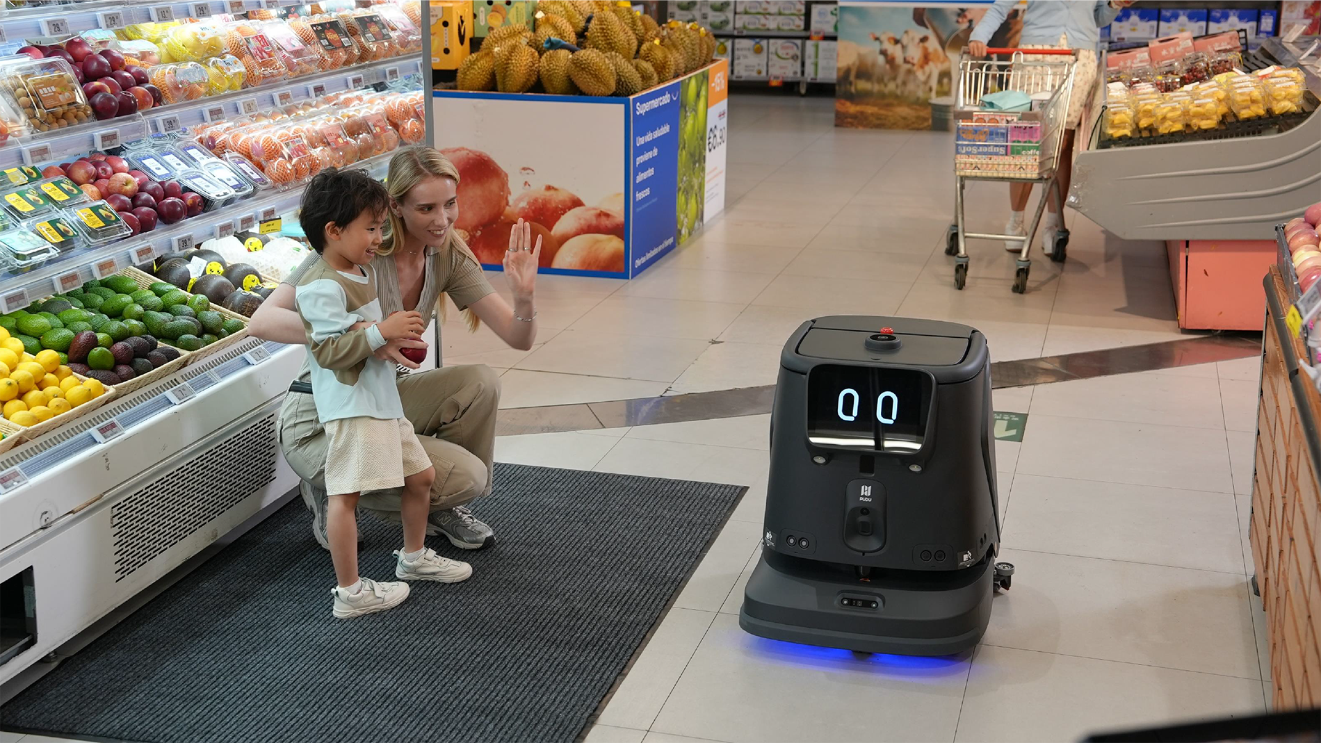 Pudu CC1 Pro reinigt autonom einen Supermarktgang mit LED-Beleuchtung neben Kund:innen